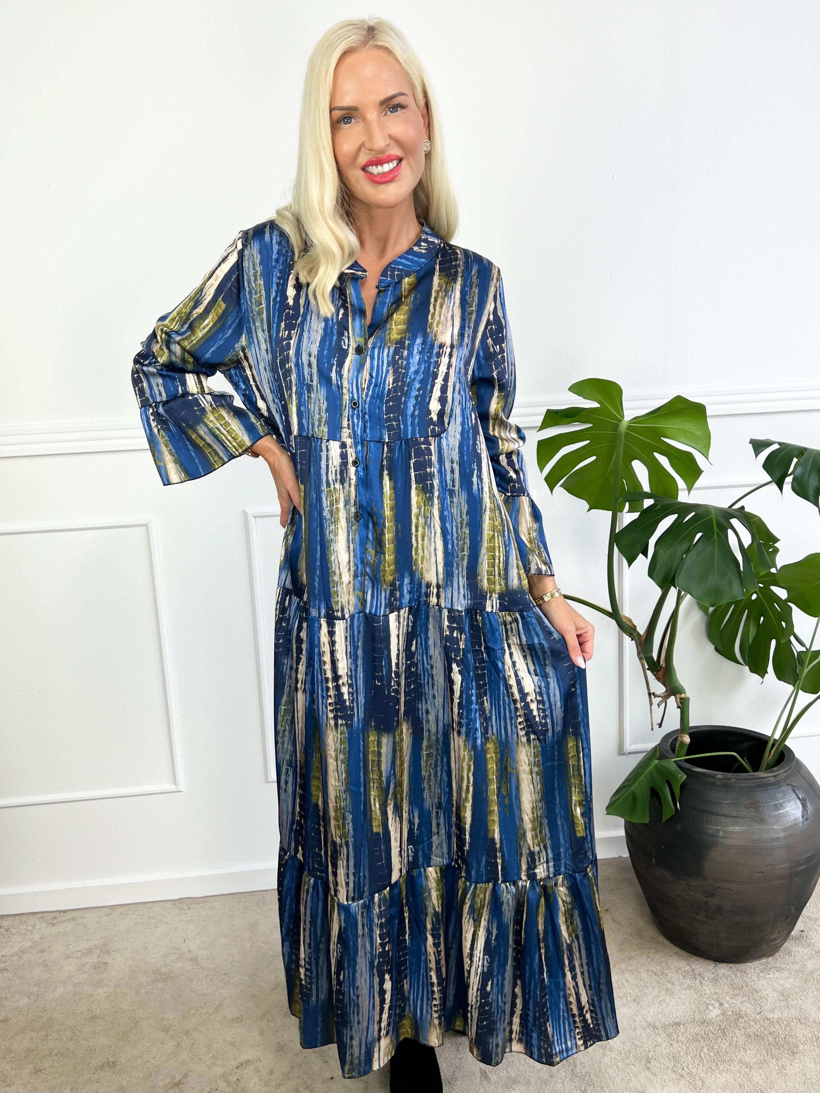 Flores - Lang mønstret lag på lag kjole i silkelook